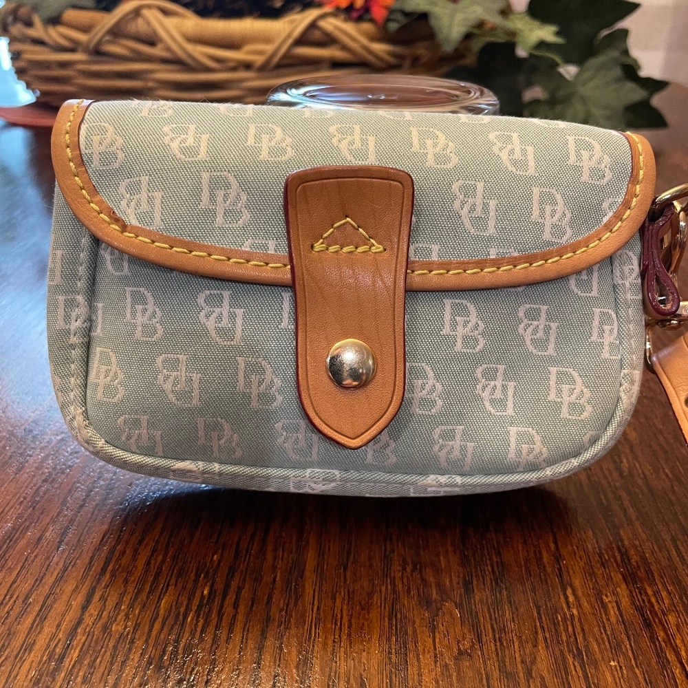 Dooney & Bourke signature wristlet soft green